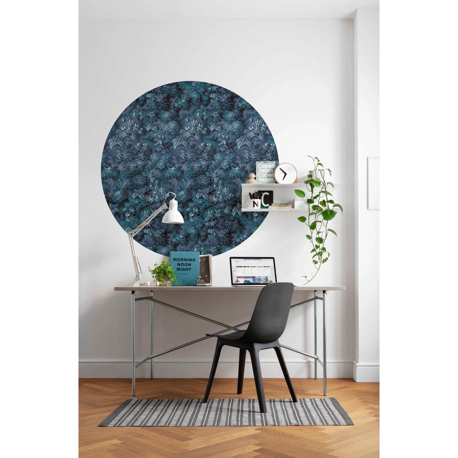 Raum mit runder, selbstklebender Komar Vlies Fototapete Azul (Ø 125 cm) an der Wand.