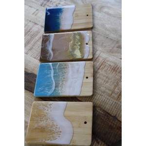 Verschiedene CreativEpoxy Resin Epoxidharz Bretter mit Küstenmotiven.