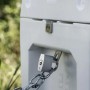 Petromax Schlosshalterung an Kühlbox mit Kette und Schloss zur Sicherung.