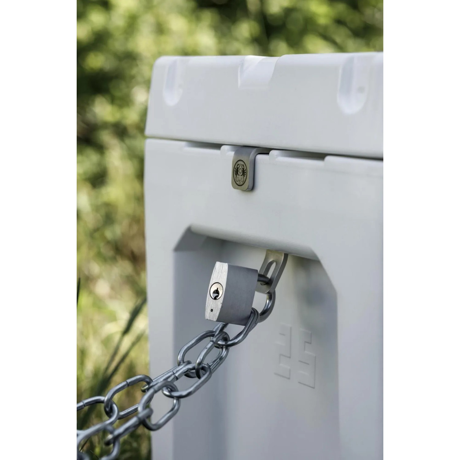 Petromax Schlosshalterung an Kühlbox mit Kette und Schloss zur Sicherung.