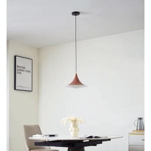 Moderne Lindby Jarl Pendelleuchte aus braunem Metall über Esstisch. Ideal für Wohn- & Esszimmer.