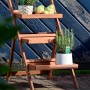Klappbare, braune Dobar Blumentreppe aus FSC®-Holz mit drei Ebenen für Garten oder Balkon.