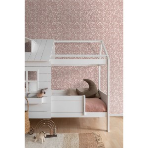 ESTAhome Blumentapete in Altrosa (50x900cm) im Kinderzimmer mit weißem Bett.