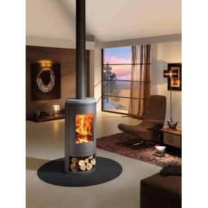 Panadero Ecodesign Kaminofen, Stahl schwarz-metallic, 7,4 kW, mit Holzscheiten im unteren Fach.