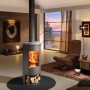 Panadero Ecodesign Kaminofen, Stahl schwarz-metallic, 7,4 kW, mit Holzscheiten im unteren Fach.