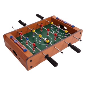 MCW Mini Fußballkicker aus Holz mit grünem Spielfeld, roten und blauen Spielern, schwarzen Griffen und Punktezählern.
