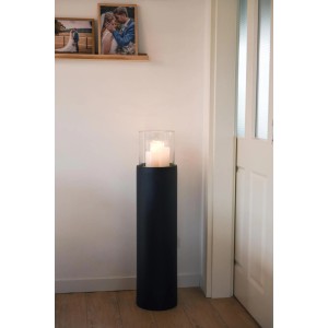 Schwarze Vivanno Windlichtsäule Candiro, 100cm hoch, mit Glasaufsatz und Kerzen als stimmungsvolle Dekoration.