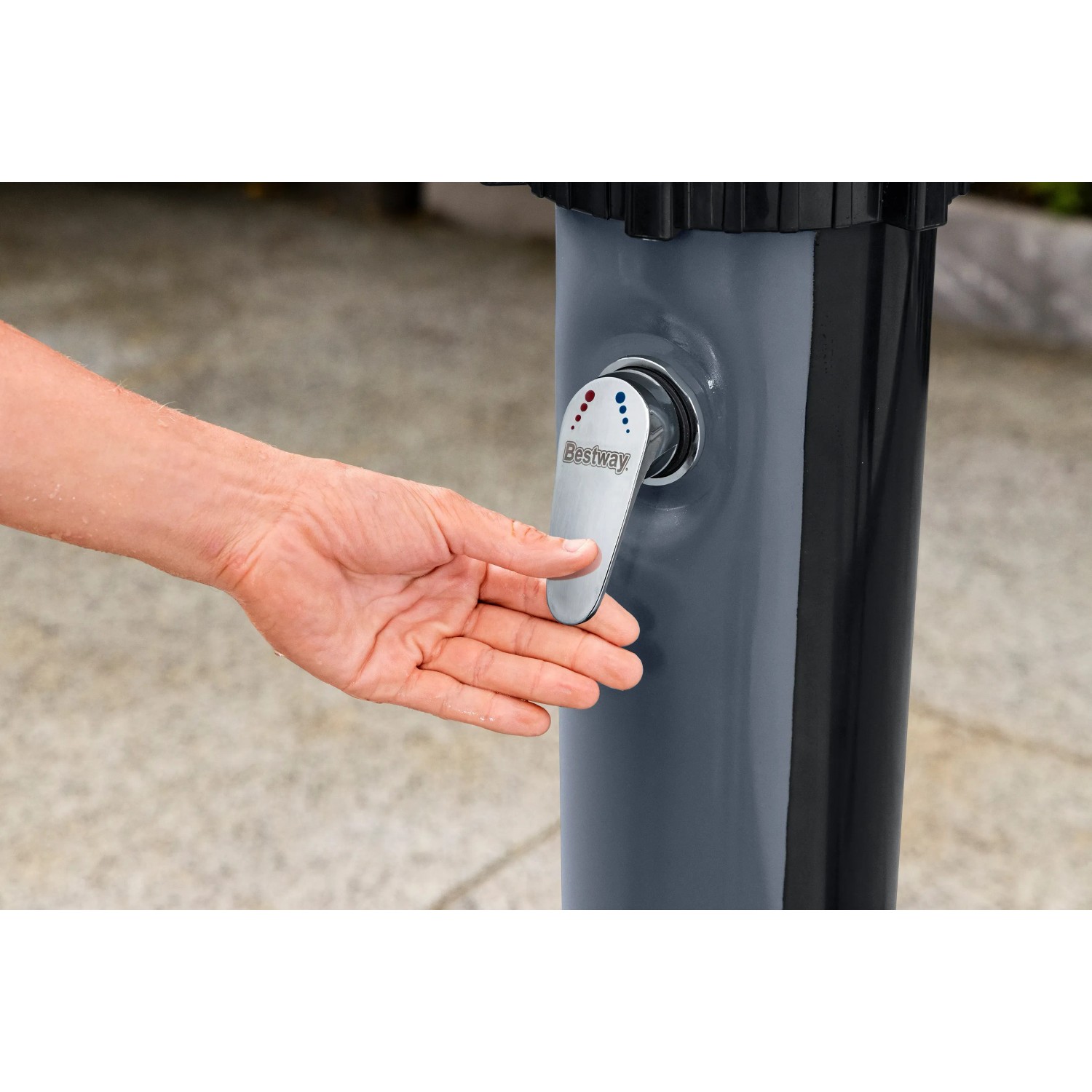 Detailaufnahme: Hand bedient Temperaturregler der Bestway Solarflow Gartendusche.