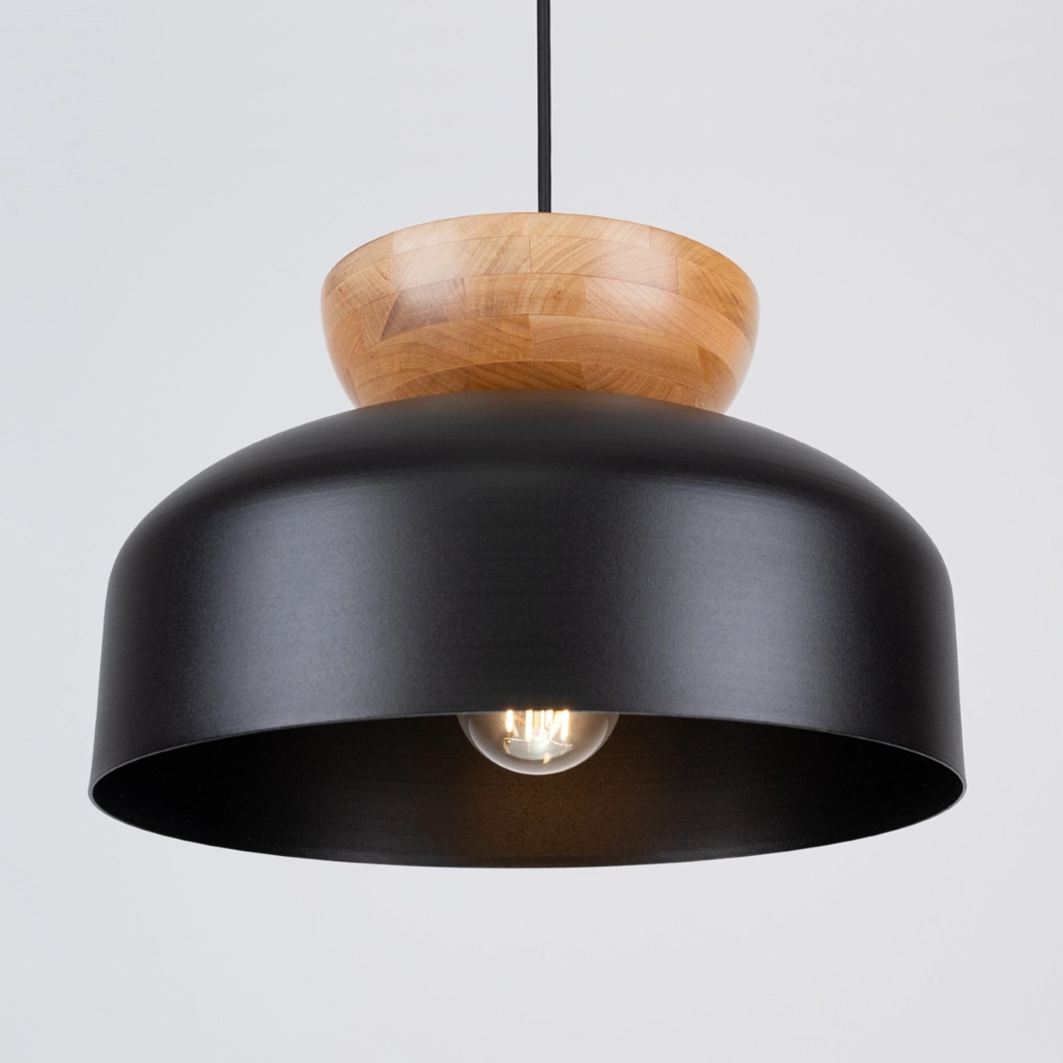 Schwarze Sollux Lighting Pendelleuchte Marion mit Holzdetails.