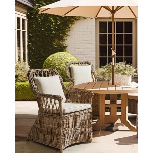 Beiger Rattansessel mit Kissen, Teil eines Gartenmöbel-Sets. Naturfarbenes Design für Terrasse oder Garten.