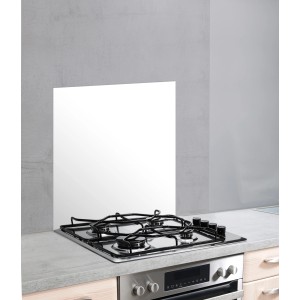 Wenko Glasrückwand Weiß 60x70 cm als Spritzschutz hinter einem Kochfeld.