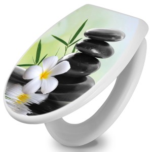 Weißer WC-Sitz mit Absenkautomatik und Stein-Motiv für entspanntes Ambiente im Badezimmer.