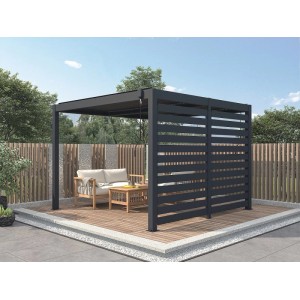 Anthrazitgraue Aluminium-Pergola mit verstellbarem Sonnenschutz und Lamellenwand auf Holzterrasse. Für Garten.