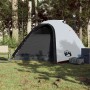 Weiß-graues Kuppel-Campingzelt im Wald, verdunkelnd, mit Campingstuhl und Tasche. Ideal für 4 Personen.