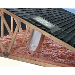 Velux Tageslicht-Spot TLR, Rohrdurchmesser 25cm, weiße Ausführung, montiert im Dachstuhl.