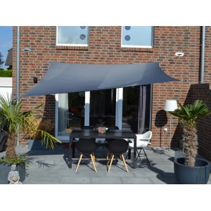 Anthrazitfarbenes Floracord Vierecksonnensegel 300x400 cm spendet Schatten und schützt vor Regen.