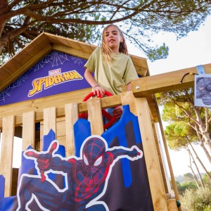 Blauer Wickey Spielturm Disney Story mit Spider-Man Motiv und Mädchen am Steuer.
