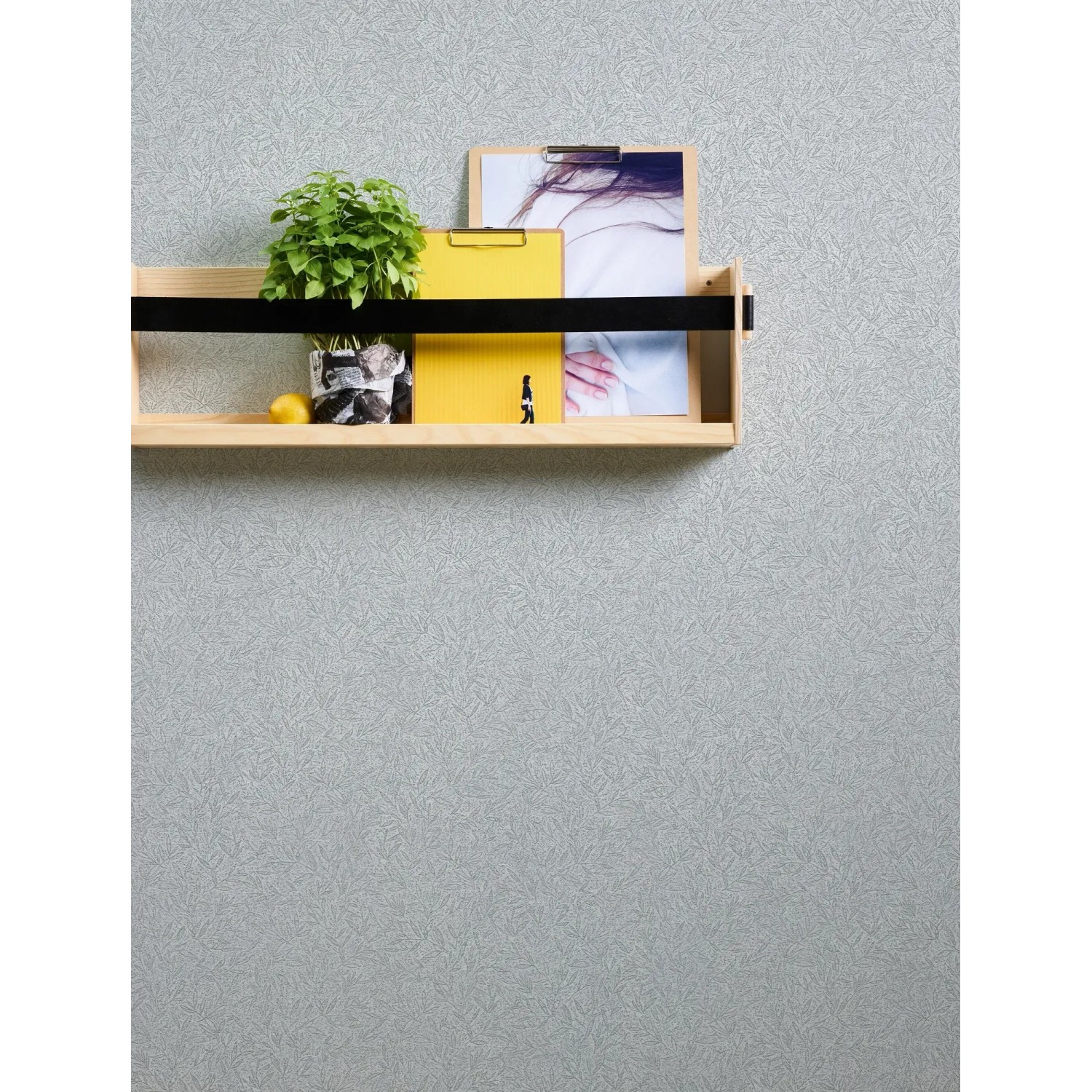 AS-Creation Vliestapete Attractive mit Blättern in Grau und Weiß an Wand mit Regal.