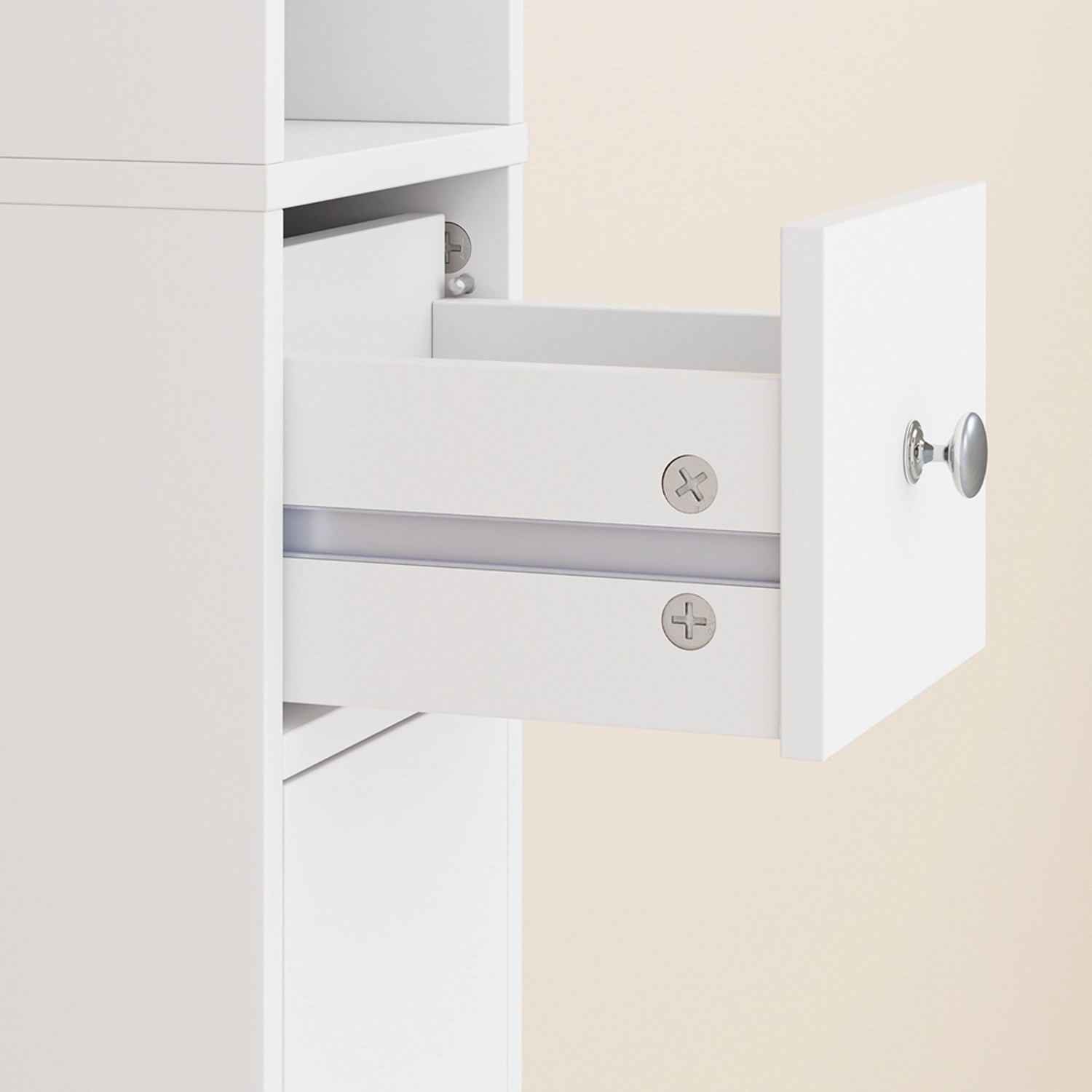 Detailaufnahme: Weißer SoBuy Badezimmerschrank Hochschrank mit offener Schublade.