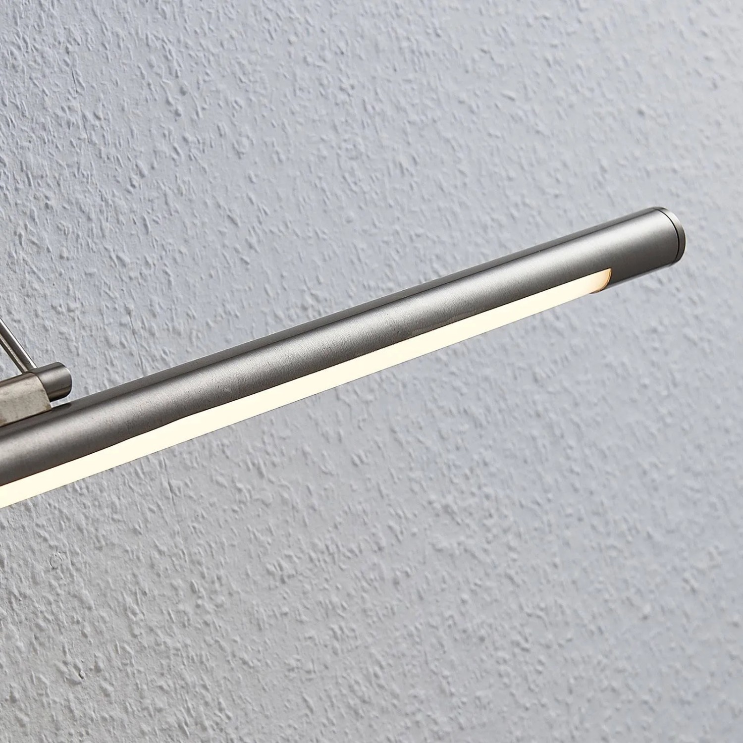 Moderne Lindby LED Wandleuchte Mailine aus Alu, ideal zur Bilderbeleuchtung im Wohnzimmer.