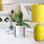 Gelbe Näve Tischleuchte Erida aus Keramik, Design-Tischlampe für Wohnraum.