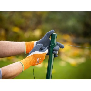 Hände mit LUX Arbeitshandschuhen Super Grip Gr. 7 befestigen Draht an einem Zaunpfahl.