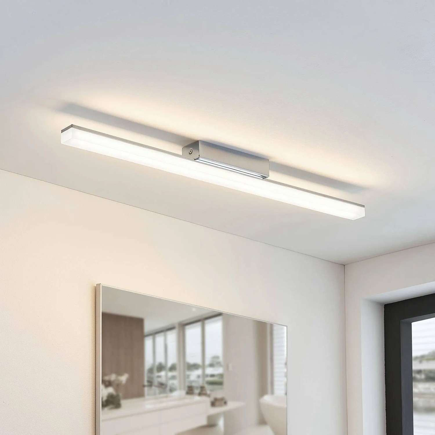 Moderne, dimmbare LED Bad-Deckenleuchte Levke in Weiß mit Chrom-Details, 75cm lang.