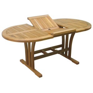 Ausgezogener ovaler Gartentisch Chelsea aus FSC®-Holz, naturfarben, 130x90 cm mit Aussparung für Sonnenschirm.