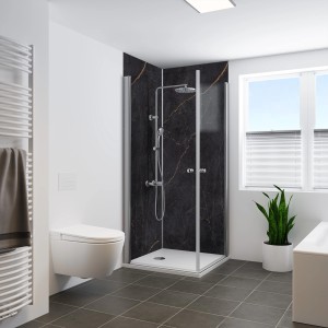 Badezimmer mit Breuer Duschrückwand Seidenmatt Marmor Schwarz-Kupfer, Dusche und WC.