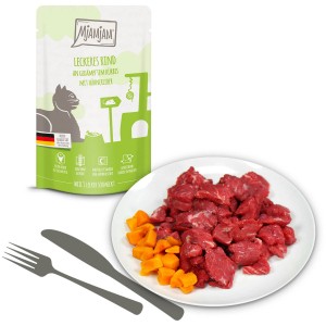 Mjamjam Katzen-Nassfutter Rind & Kürbis, 125g Quetschie mit Teller, Messer und Gabel.