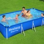 Blauer Bestway Frame Pool Steel Pro mit Familie im Garten, eckig, 400x211x81 cm.