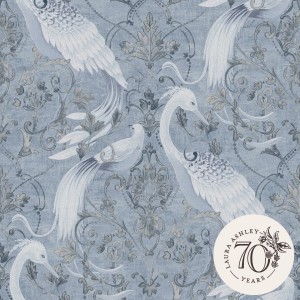 Laura Ashley Vliestapete Tregaron Midnight Blue mit floralem Damastmuster und Kranichen.