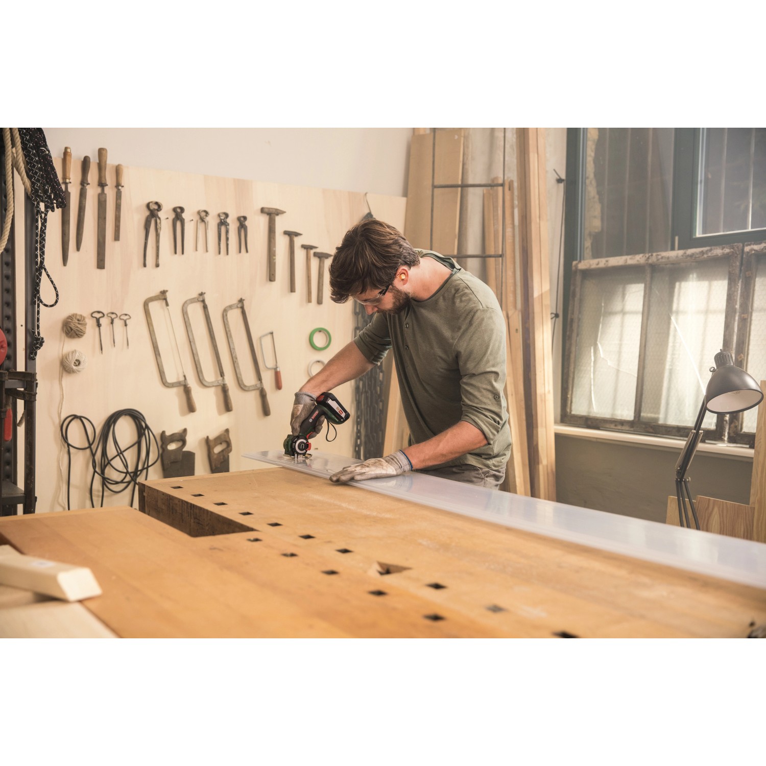 Bosch Akku-Säge AdvancedCut 18 beim Sägen von Werkstück. Stichsäge mit NanoBlade Technologie.