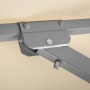 Detailaufnahme: Mechanik des Schneider Marktschirms, naturfarbener Stoff und graues Gestell.