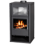 Schwarzer Victoria Kaminofen Regina F mit Backfach, brennendem Holz und großer Sichtscheibe. 8,7 kW Holzofen.