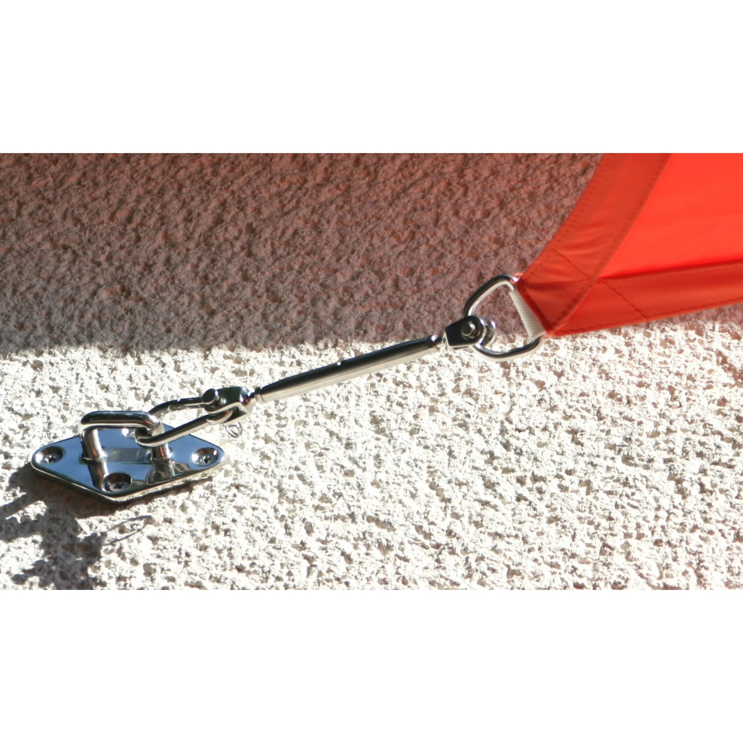 Detailaufnahme Stahlmast-Set für Sonnensegel mit Spannschloss und Wandbefestigung.