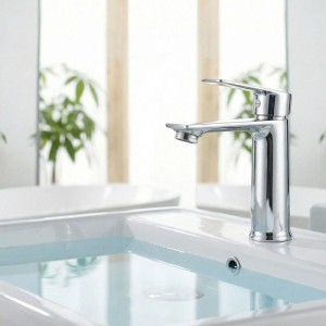 Glänzende Waschtischarmatur aus Edelstahl mit Einhebelmischer auf weißem Waschbecken. Modernes Bad-Design.
