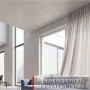 Weiße 1-Lauf Gardinenschiene Square an Decke über Fenster in modernem Wohnzimmer mit hellem Vorhang.