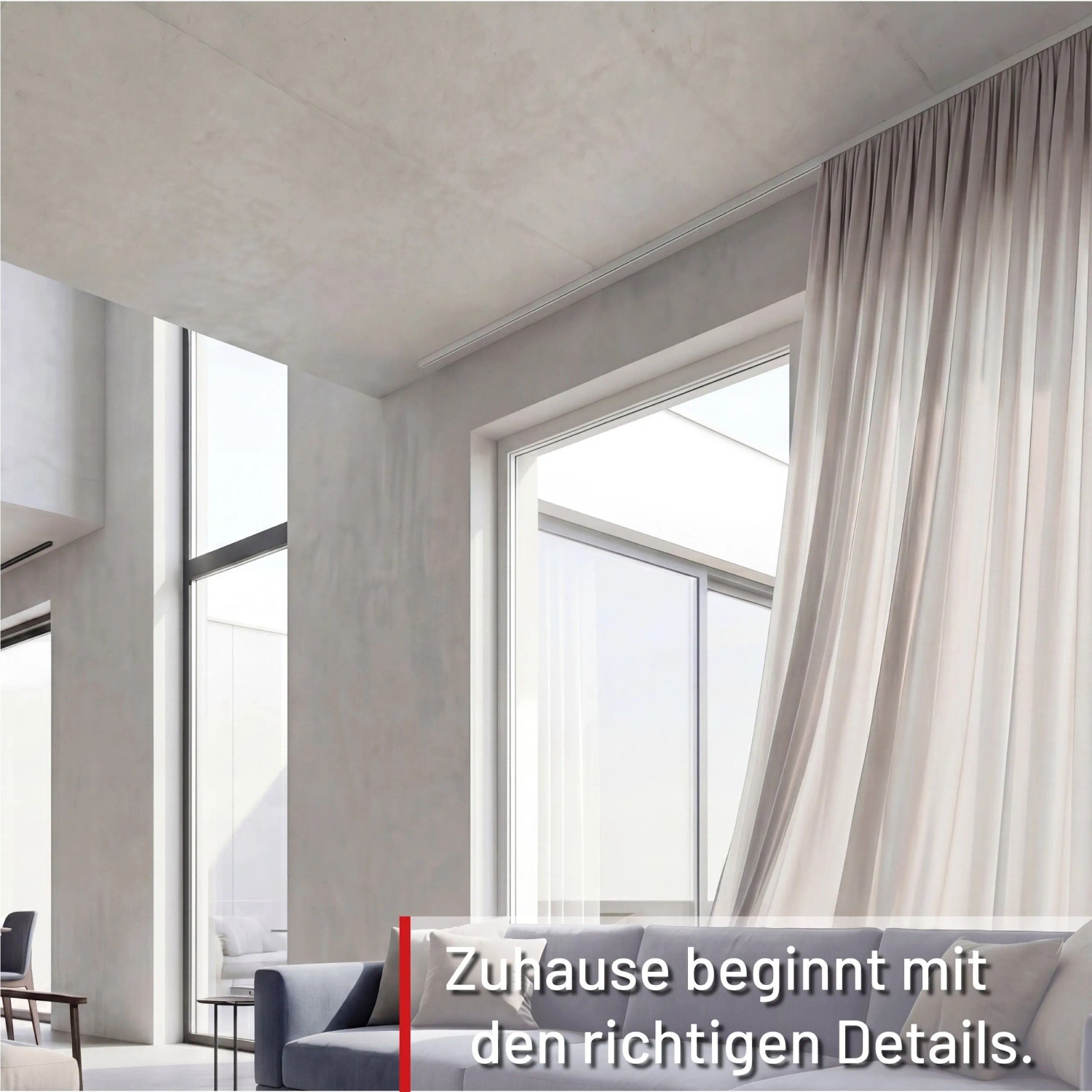Weiße 1-Lauf Gardinenschiene Square an Decke über Fenster in modernem Wohnzimmer mit hellem Vorhang.