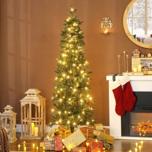 Grüner, schlanker künstlicher Weihnachtsbaum, 180 cm, mit warmweißen LED-Lichtern und Geschenken im Wohnzimmer.