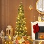 Grüner, schlanker künstlicher Weihnachtsbaum, 180 cm, mit warmweißen LED-Lichtern und Geschenken im Wohnzimmer.