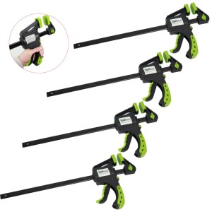 Vier schwarze Einhandzwingen mit grünen Softgrip-Griffen im 4er Set. Spannweite 600mm für Werkstatt.