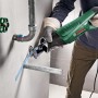 Bosch Säbelsäge PSA 700 E beim Sägen eines Metallrohrs. Stichsäge für Heimwerker.