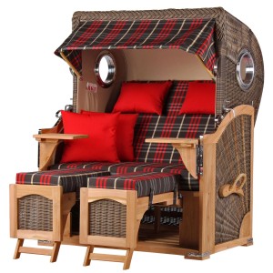 Komplettset: Strandkorb Ammersee Teak grau mit Bullauge, karierten Kissen und Fußstützen.