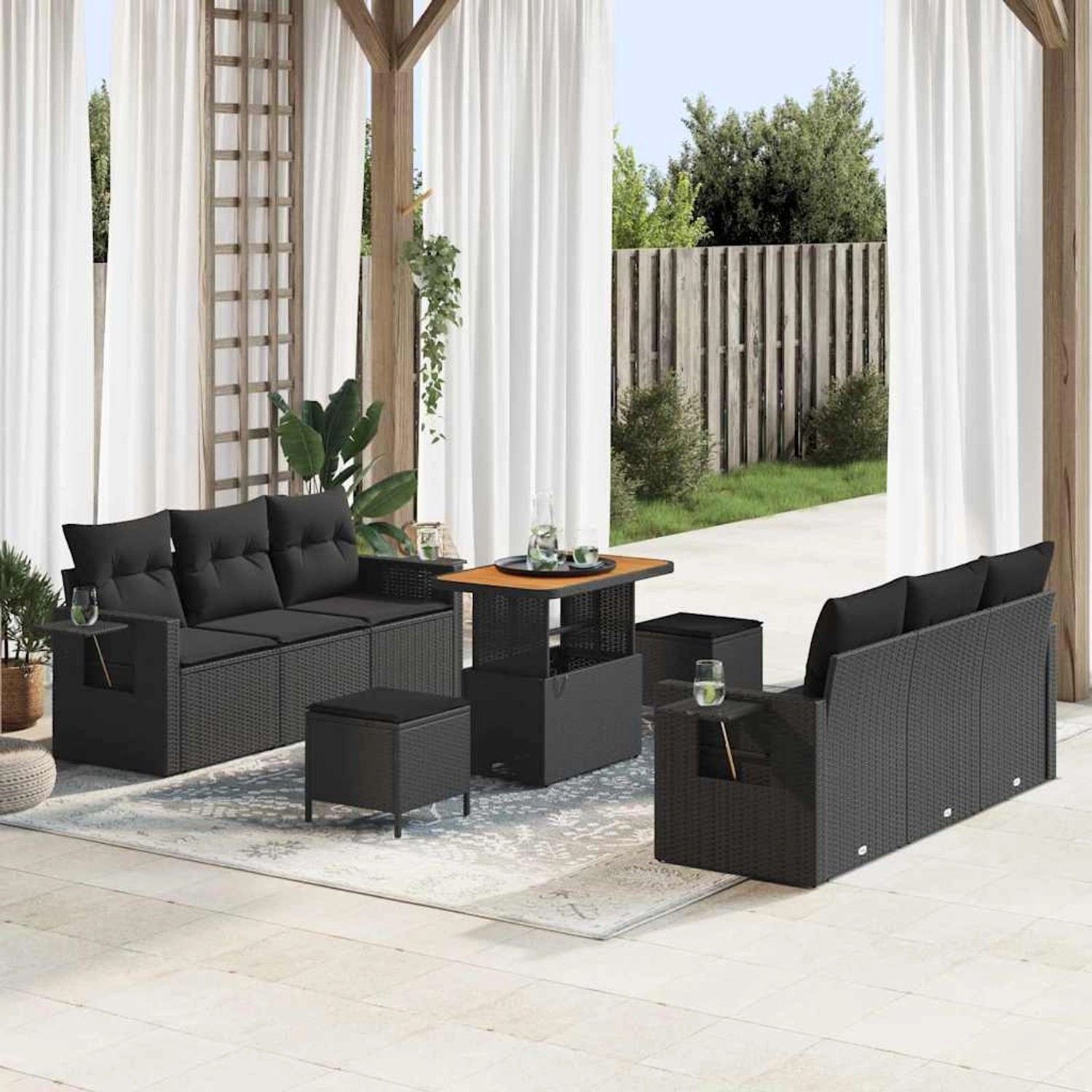 Schwarzes 9-teiliges Garten-Sofa-Set aus Poly Rattan mit Tisch und Hockern für Terrasse und Garten.