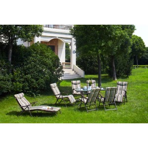 CMI Klappstuhl Deluxe und Gartentisch-Set auf Rasen vor Haus.