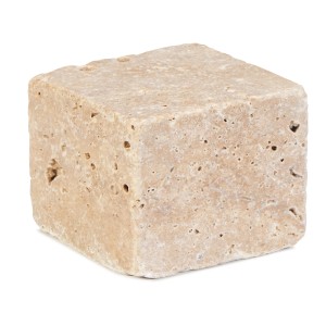 Pflasterstein Travertin Noce, 10x10x8 cm, allseits gesägt und getrommelt.