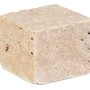 Pflasterstein Travertin Noce, 10x10x8 cm, allseits gesägt und getrommelt.