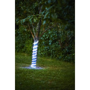 Blaues Eglo LED-Leuchtband Flatneonled (500 cm) um einen Baum gewickelt im Garten.