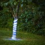 Blaues Eglo LED-Leuchtband Flatneonled (500 cm) um einen Baum gewickelt im Garten.